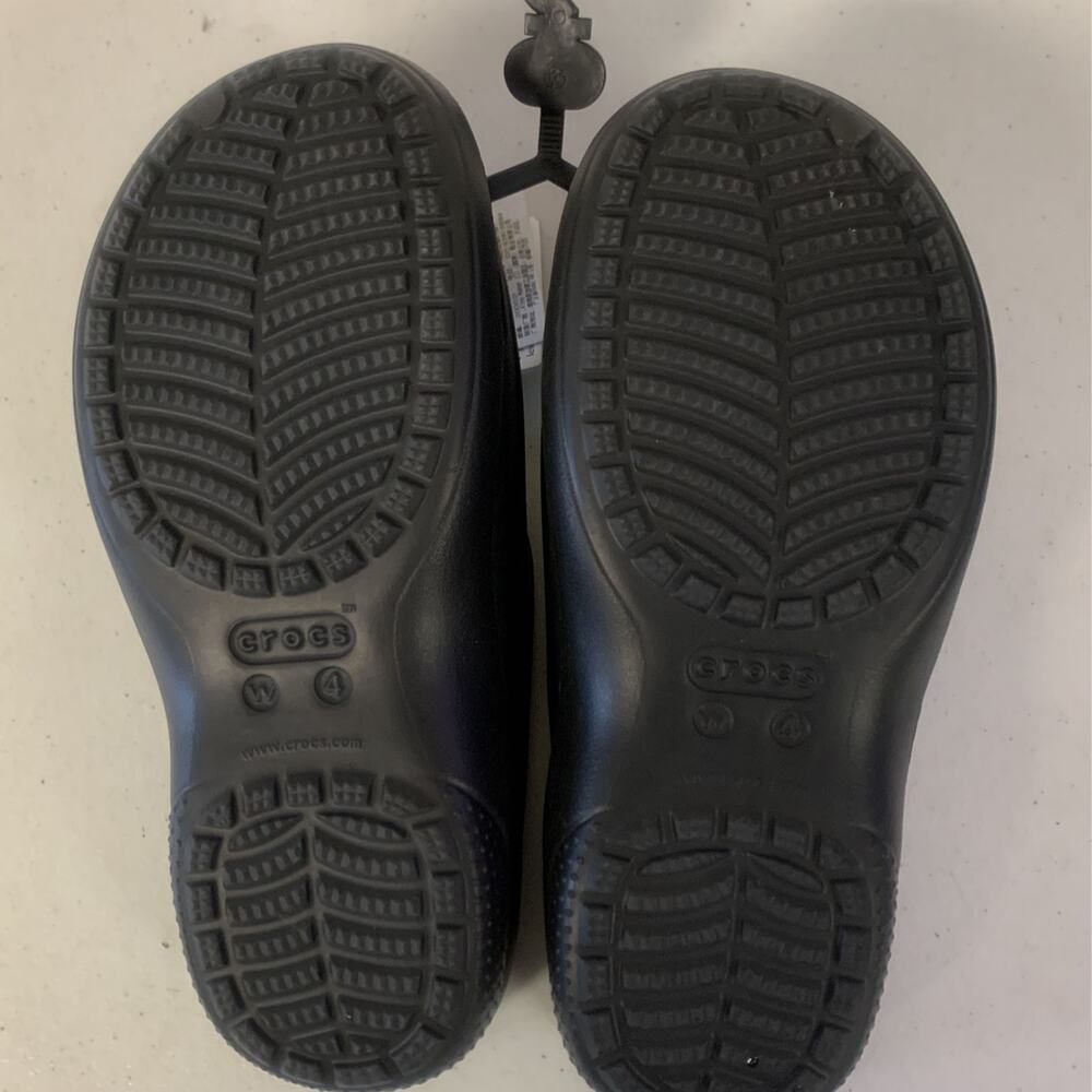 Crocs Women’s Freesail Plush Lined Clog Fuzzy Slippers, Size 4, Black - Picture 6 of 7